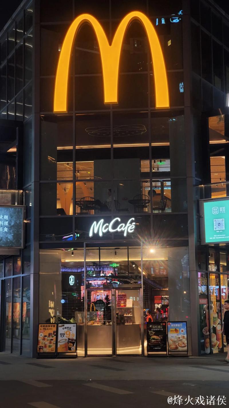 旁边麦当劳招牌完好无损,网友:女神易逝,金拱门永存 旁边麦当劳招牌完好无损,网友:女神易逝,金拱门永存