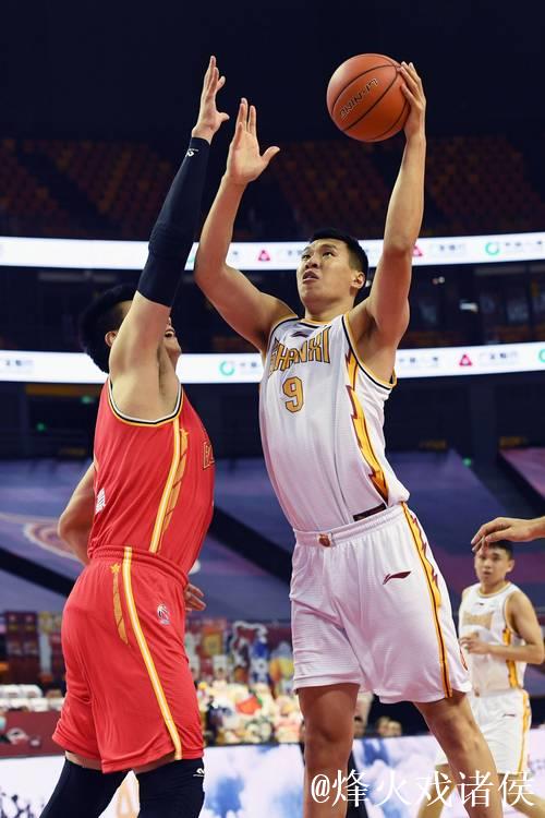 “我还是一颗年轻的螺丝钉”——老将闫鹏飞甘当替补成就球队 “我还是一颗年轻的螺丝钉”——老将闫鹏飞甘当替补成就球队